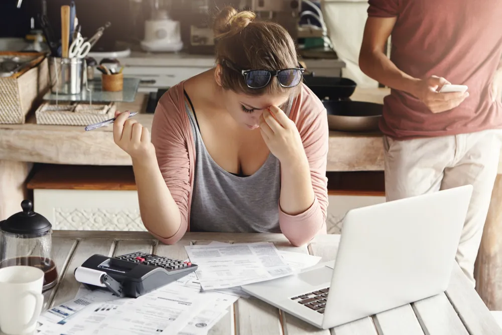 Une entrepreneuse inquiète face aux impayés de ses factures clients.